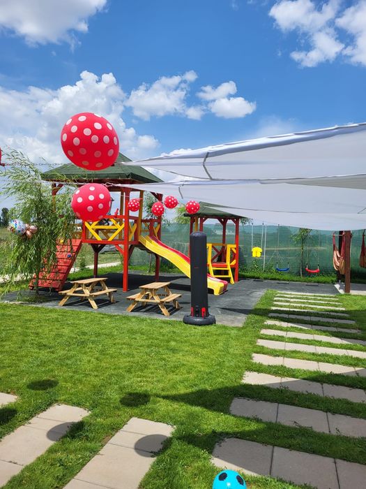 Curte cu loc de joaca de inchiriat