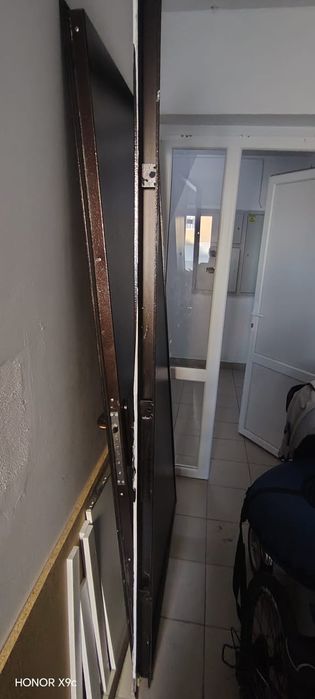 Продам дверь в сборе с коробкой