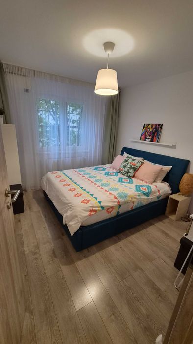 Închiriez apartament 2 camere cu loc de parcare