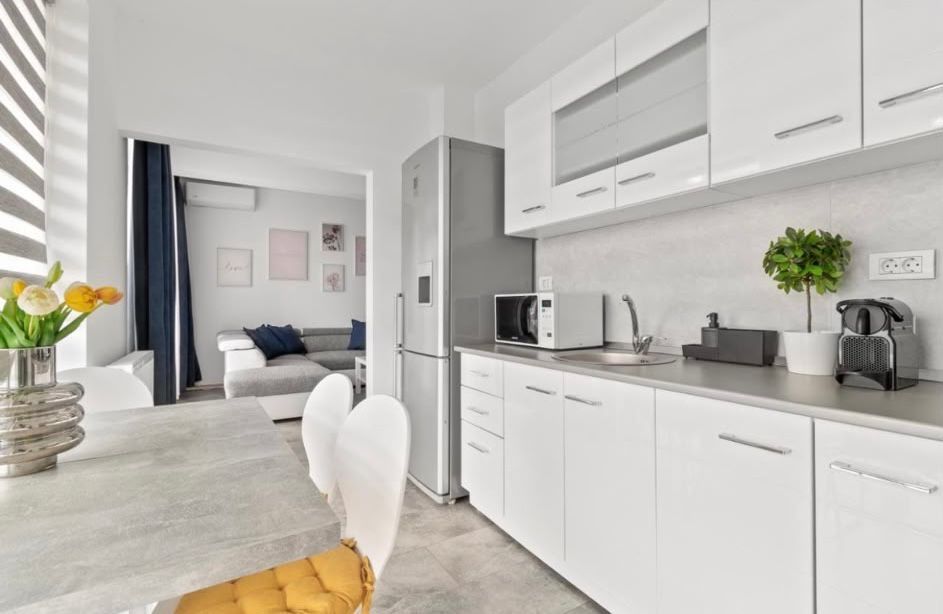 De inchiriat apartamen 3 camere !
