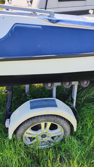 Лодка с колесар и двигател