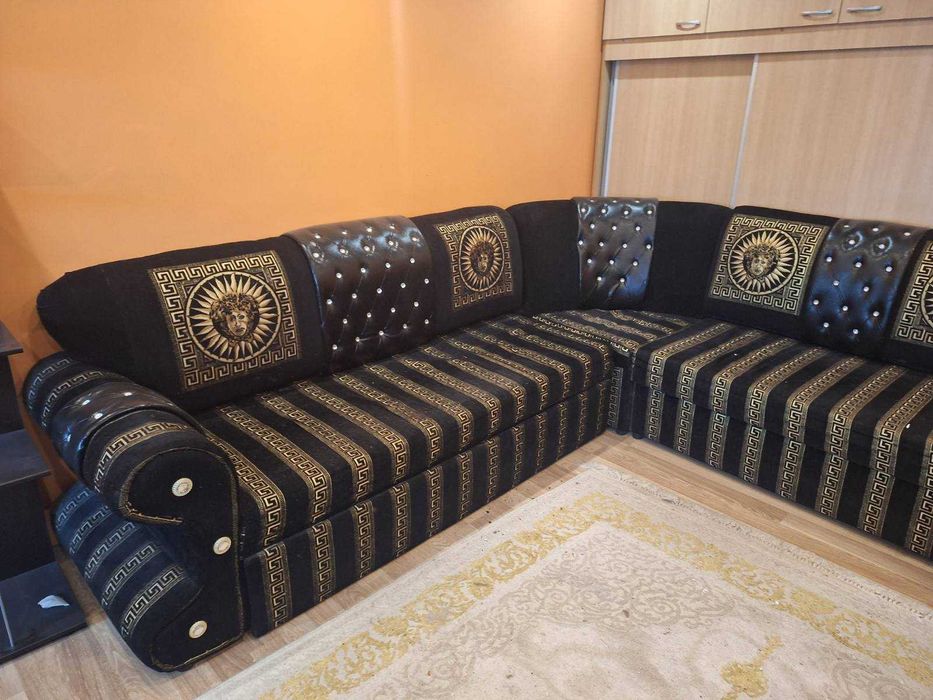 Запазен ъглов диван