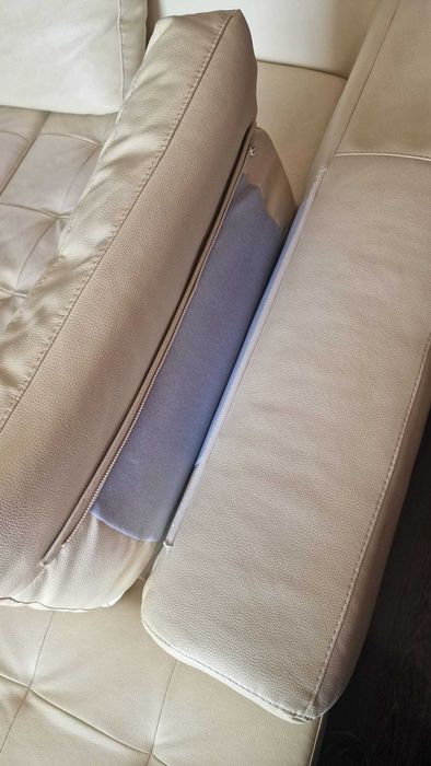 Ъглов кожен диван - запазен - следи от употреба - 600 евро