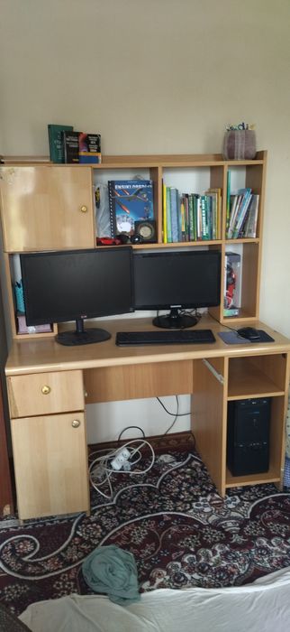 Kompyuter va stol li sotiladi