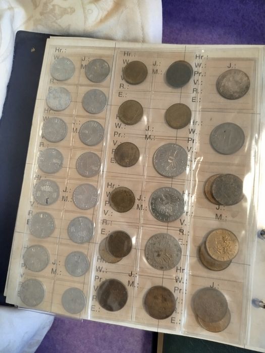 Vând colecție de timbre și monede  foarte vech începând cu anii1700