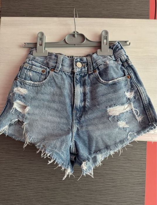 Къси дънкови гащи