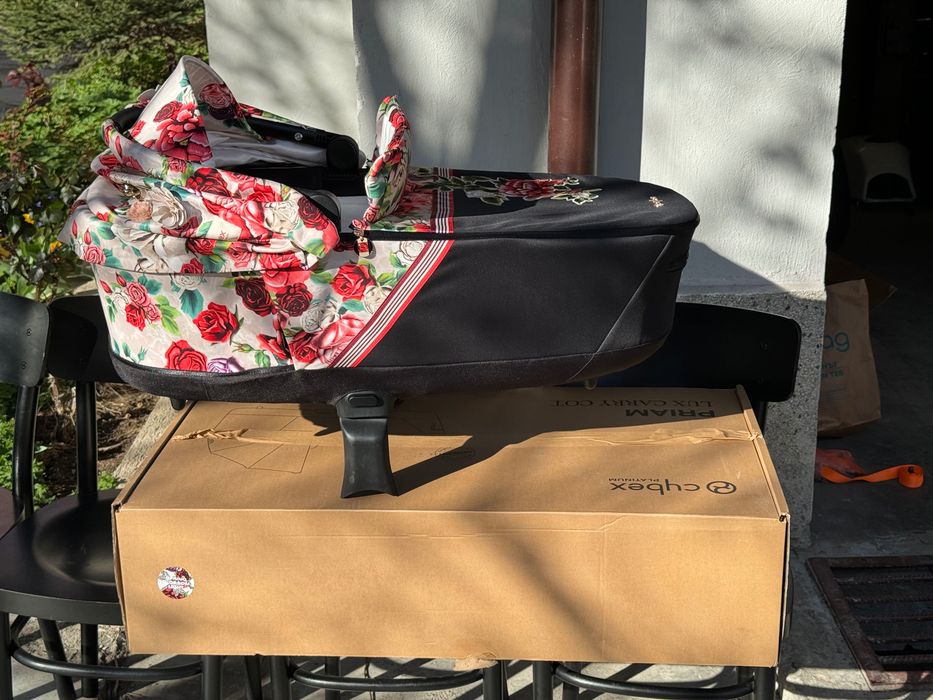 Бебешка количка Cybex Platinum E Priam 4 Rose Gold Spring Blossom Light с електрическо задвижване.