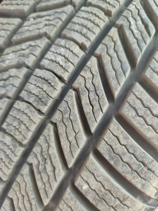 205/60/16 зимни Continental