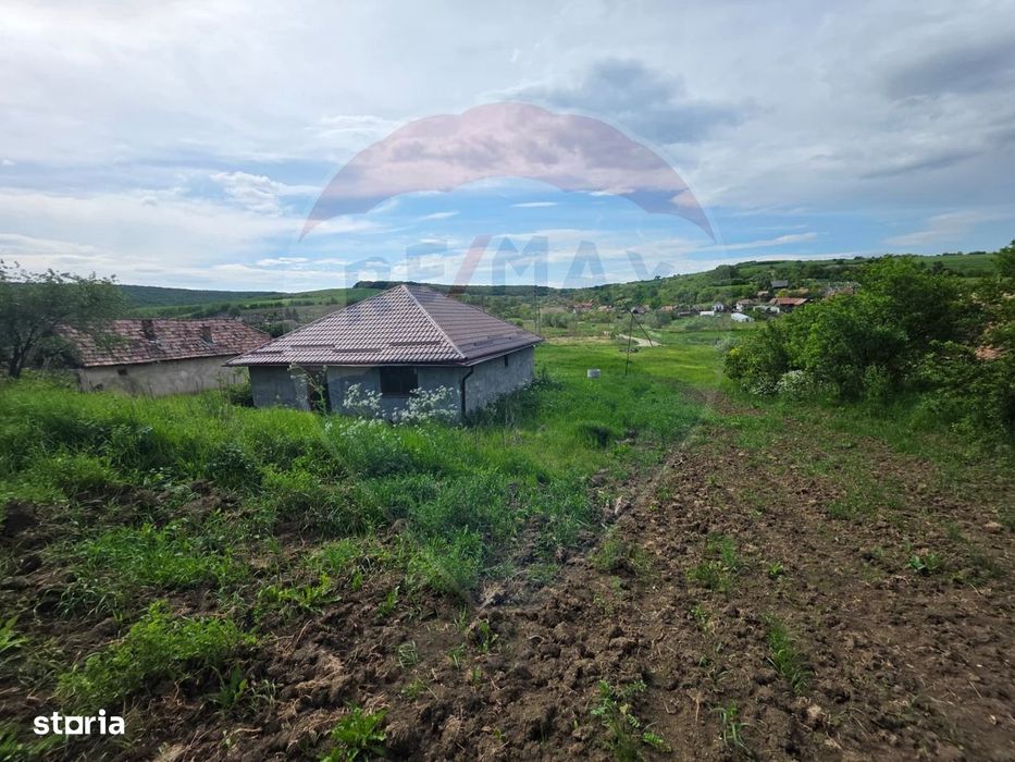 Casă la roșu cu teren 4.234 mp, cadru natural deosebit – Deag, Iernut