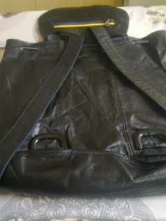 Продавам дизайнерско яке естествена кожа и раница към него