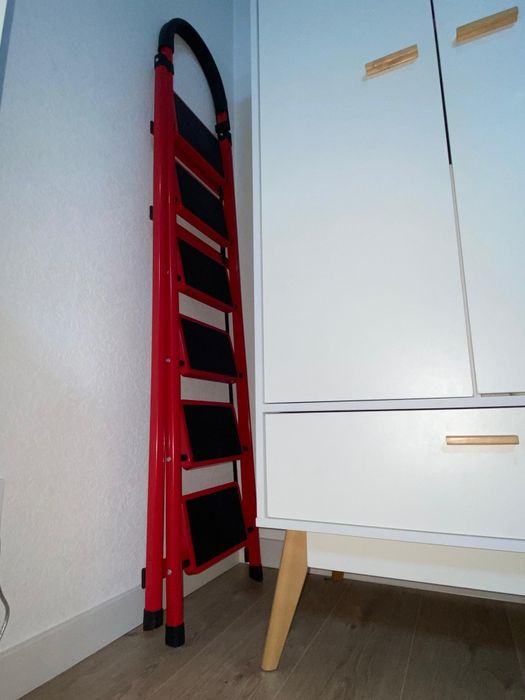 Стремянка 6 ступеней (антискользящие)