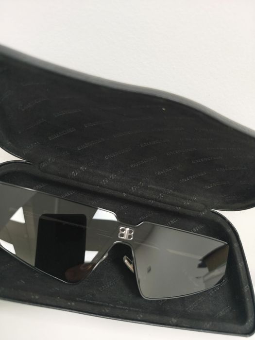 Слънчеви очила Balenciaga в черно
в черно