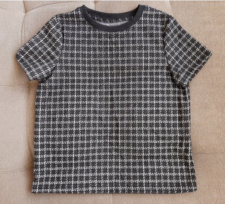 Дамска блуза с къс ръкав, плътна материя. Нова, размер М.