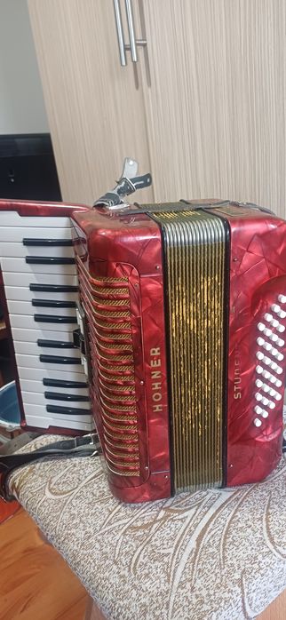 Vând acordeon hohner student
