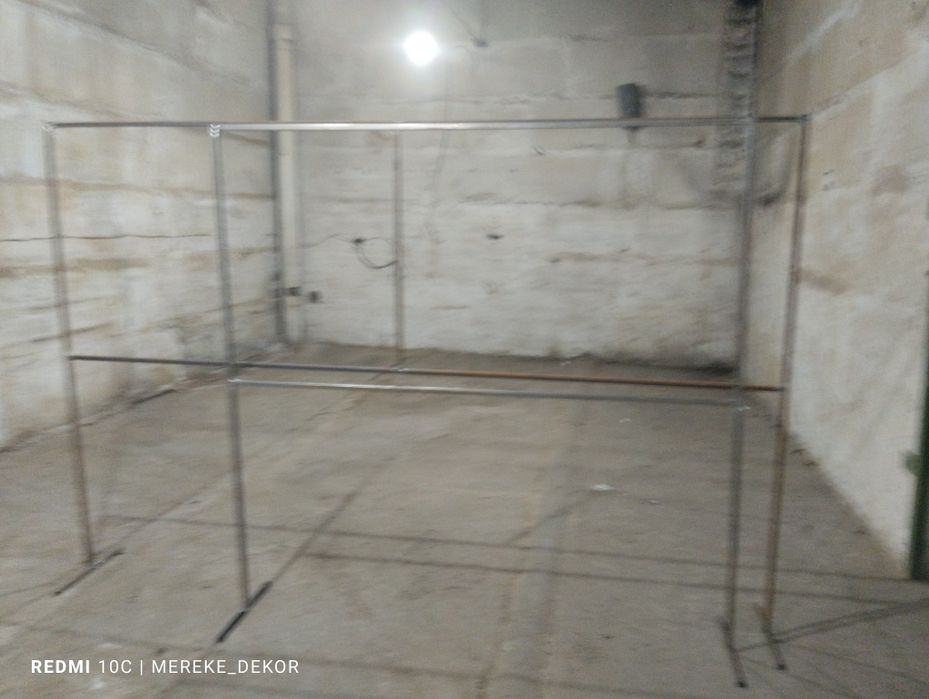 Стильная вешалка в ЛОФТ декоре.