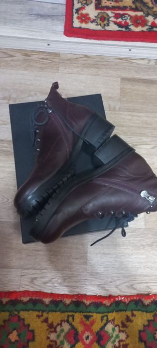Продам женские кожаные ботинки