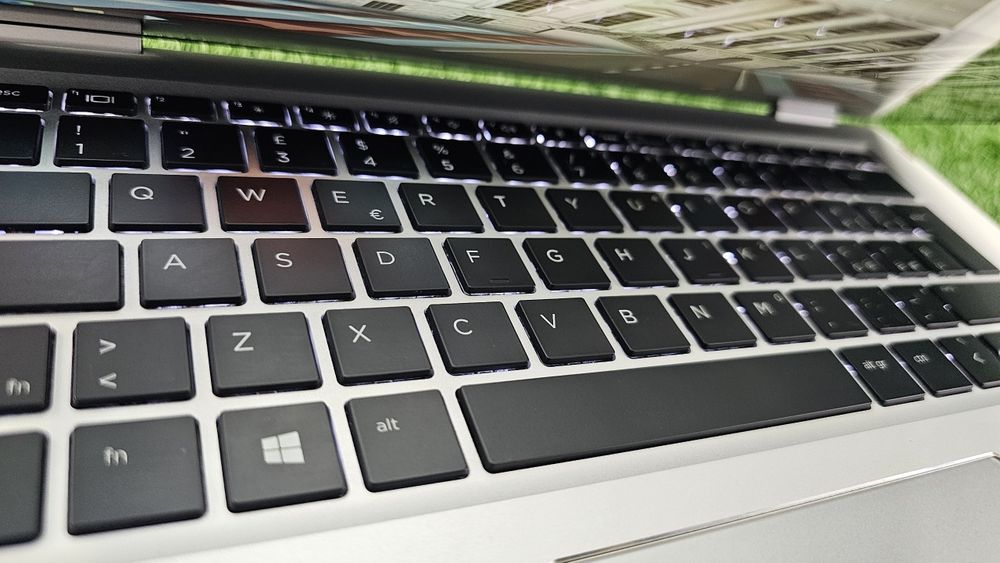 Hp elitbookHamma navaroti universal bo'lgan noutbuk izlaganlar bormi ?
