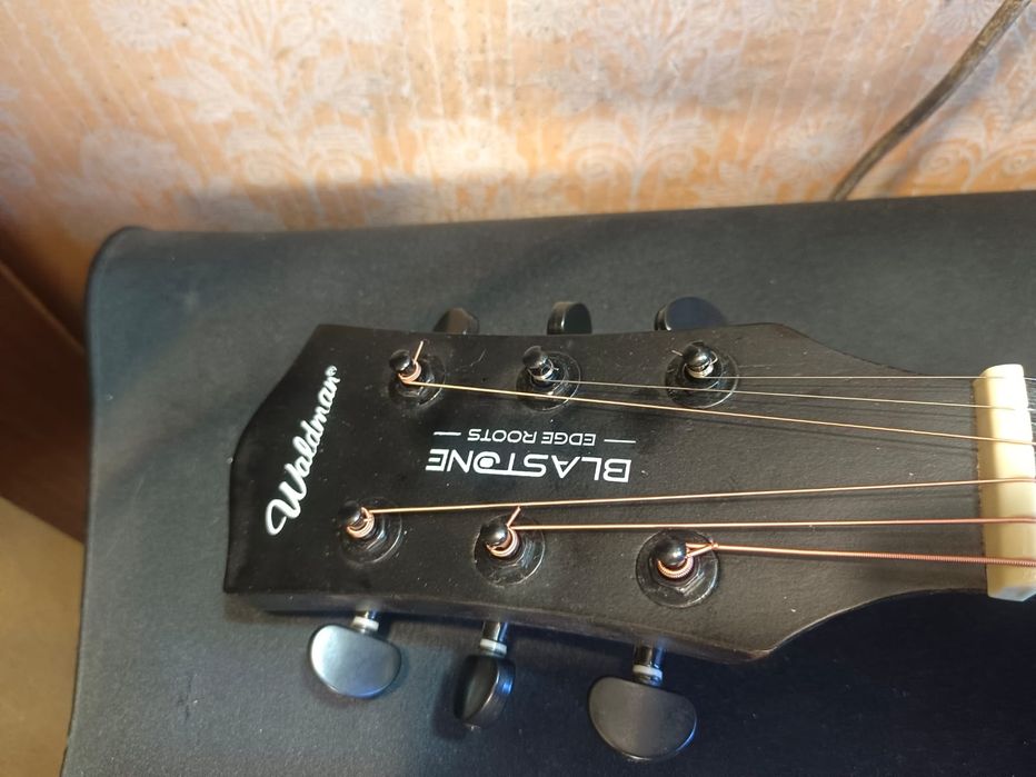 Продам электро гитару за 80000