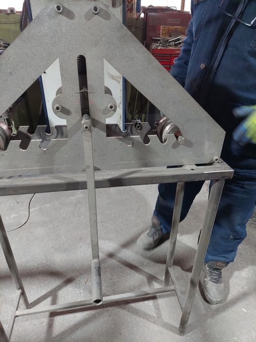 Машина за огъване на профилни тръби