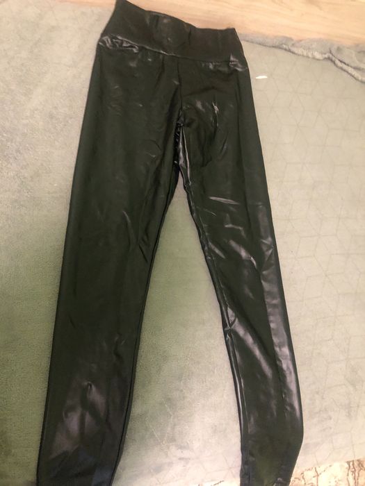 Сив дамски клин, черен кожен клин