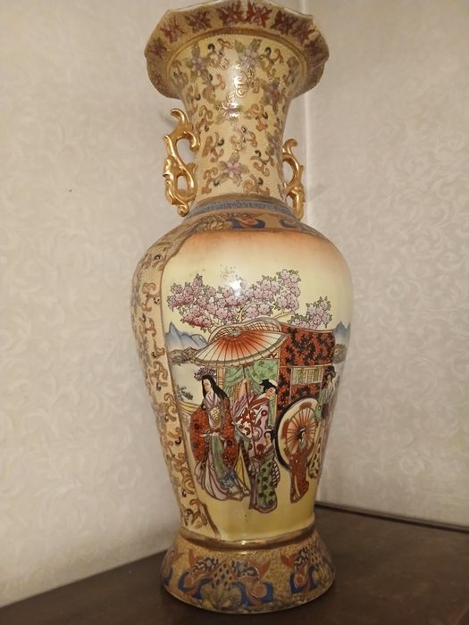 Большая напольна фарфоровая ваза 60см
Большая напольная фарфоровая ваз