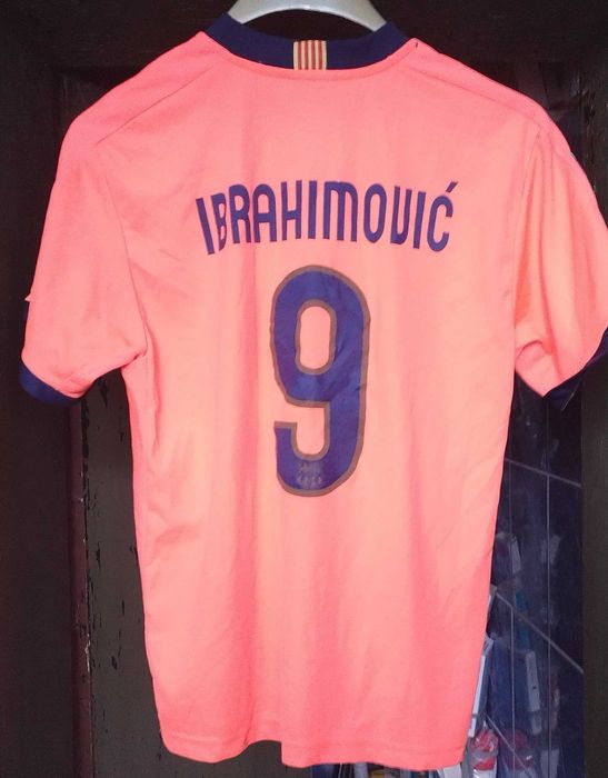 Много стари спортни облекла,