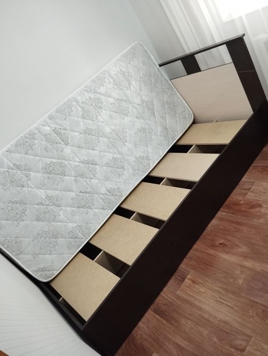 Кровать односпальная с матрасом