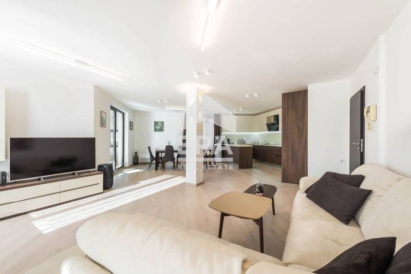 Двуетажна обзаведена къща за продажба, с голям двор, гараж и барбекю,