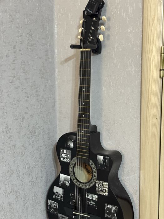 Гитара черного цвета