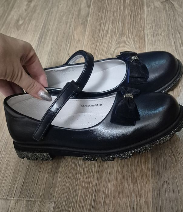 Туфли на девочку.