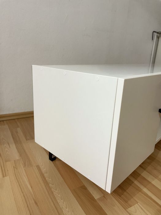 Comodă TV modernă 140cm – PAL Kronospan, picioare metalice, soft-close