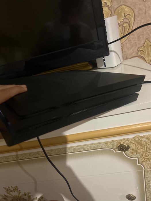 PS4 PRO 830GB + Джойстик + Всички Кабели | Перфектно Състояние