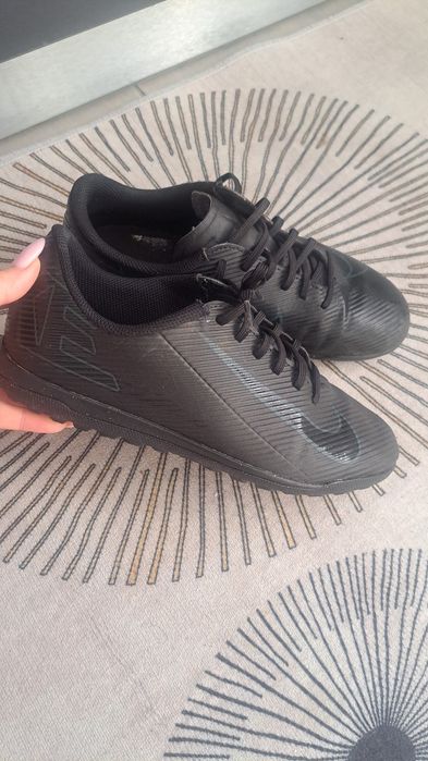 Adidasi fotbal nr 37,5