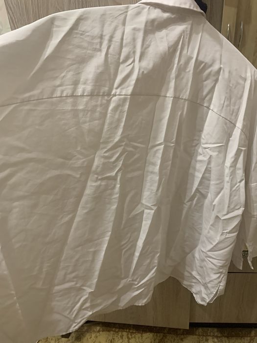 Белые рубашки.