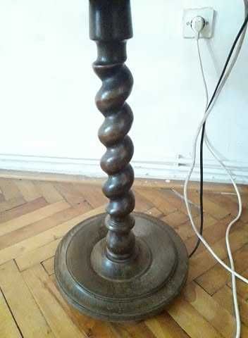 Veioza din lemn sculptat