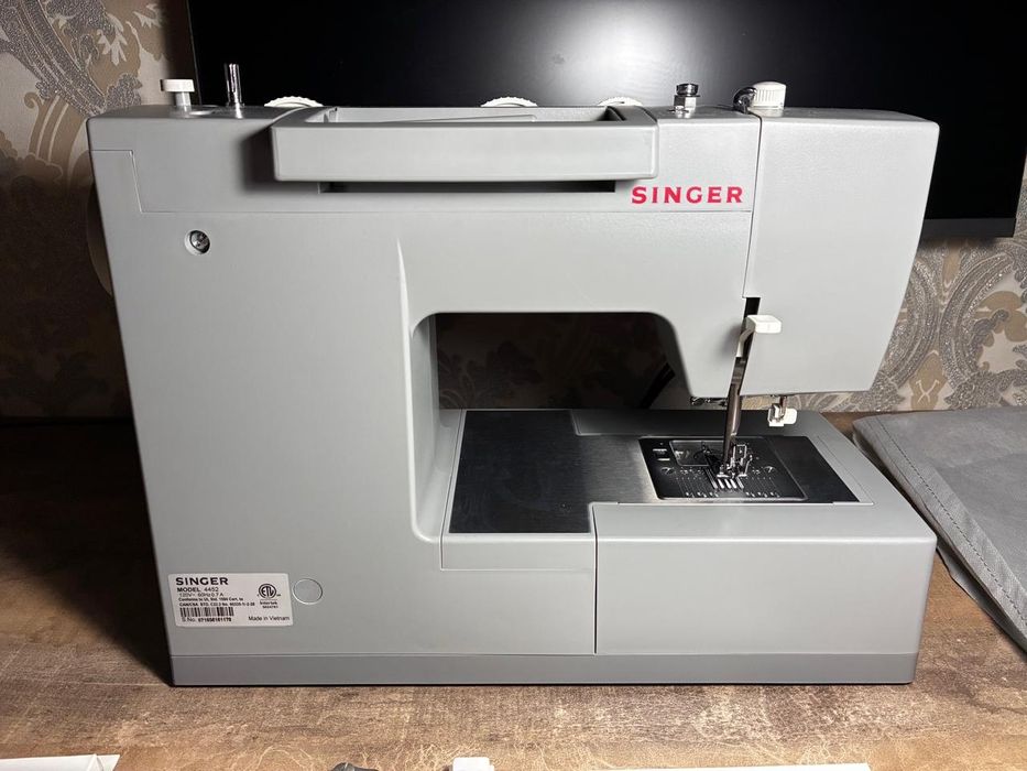 Продам швейную машинку SINGER® 4452,