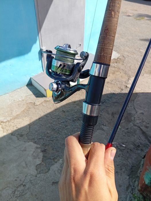 Продам спиннинг с катушкой и шнуром 0.18