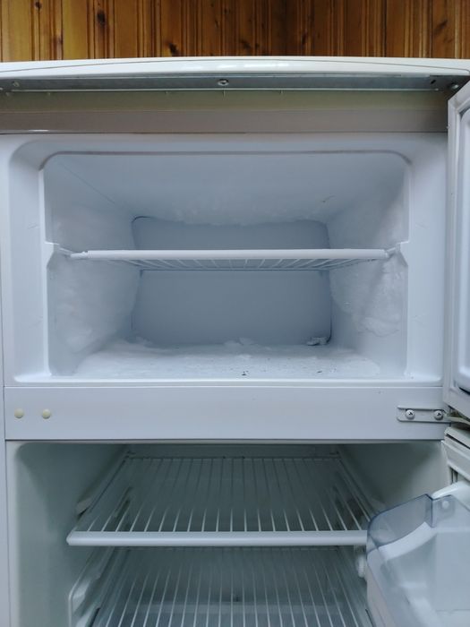 Хладилник с горна камера