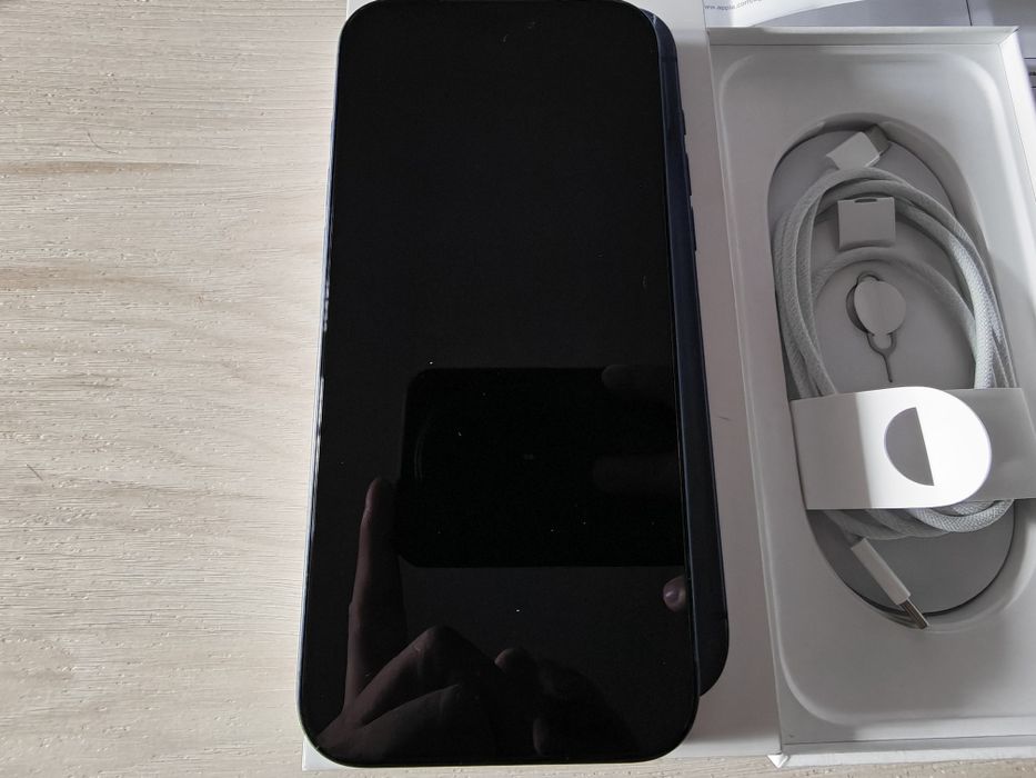 Продавам като нов iPhone 17 pro max 256gb.15 цикъла на батерията