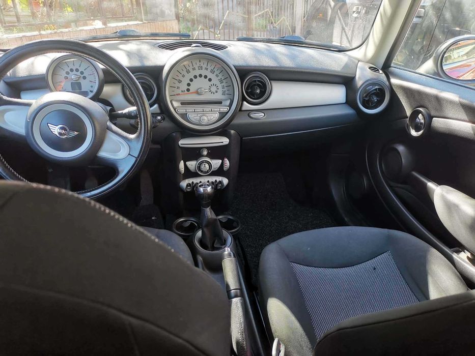 MINI One 1.4i, 95 к.с. — червен с черни ленти, 132 000 км