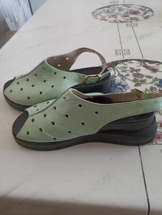 Продам босоножки