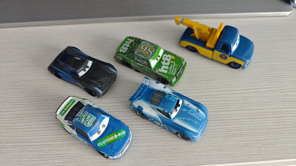 Vând mașinuțe din seria Cars.