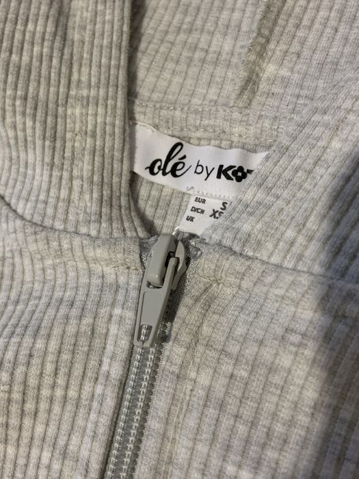 обтягивающая кофта на замке