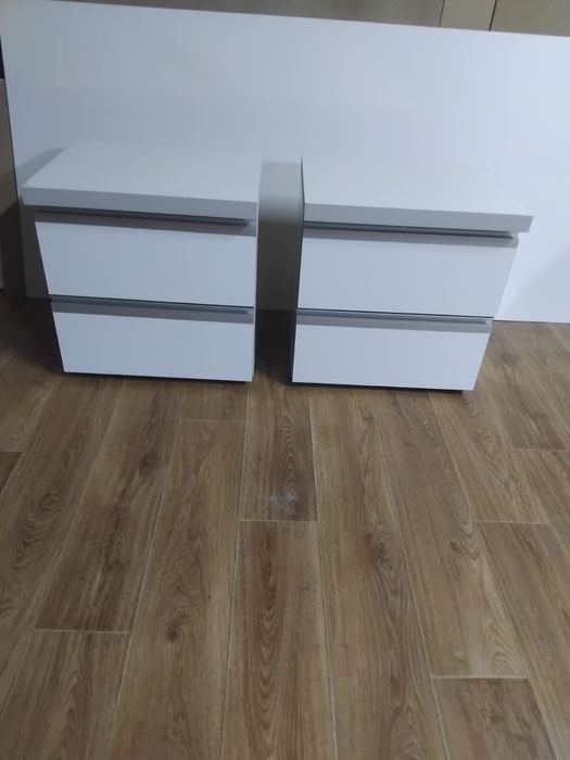 Noptiere din pal melaminat cu fronturi din mdf si manere de aluminiu
