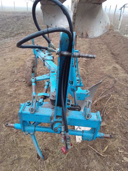 Vând plug lemken opal 80 reversibil 2 brazde foarte puțin folosit.