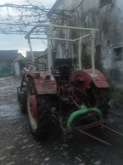 Vând tractor international 423