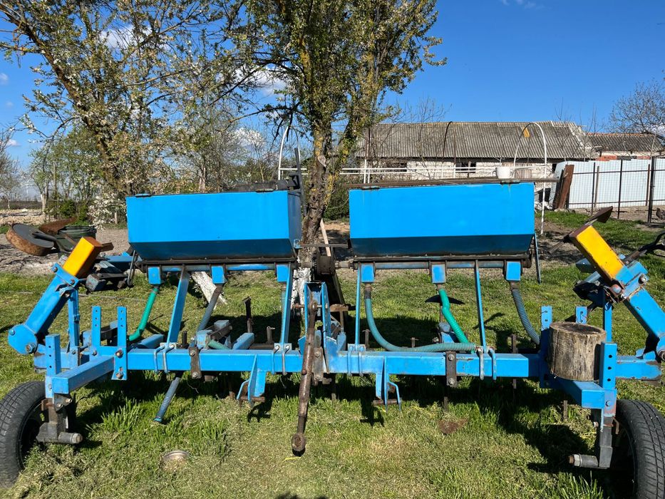 Vând prășitoare pe 6 rânduri cu fertilizare și distribuitor de azot