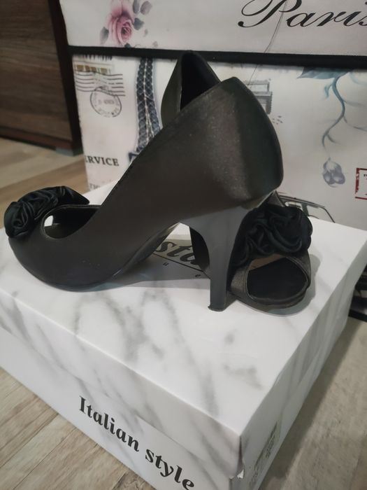 Дамски обувки - спортни, елегантни