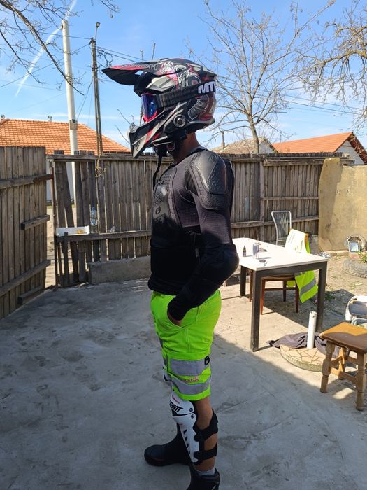 Vând echipament moto nou