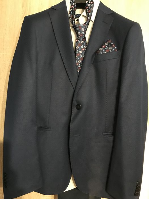 Мъжки костюм на марката Парушев и Теодор